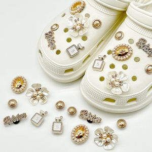 Acessórios DIY Unissex para Fivelas de Sapatos com Pingentes Destacáveis de Pérolas Acrílicas em Formato de Flor - Fabricado em Guangdong - Product Image 1