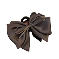Elegante pasador de pelo semimanual de tela satinada gris estilo francés con lazo y diseño dulce para moños de mujer en la parte trasera de la cabeza