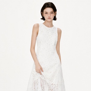 Robe midi blanche sans manches en dentelle, col rond, coupe trapèze, décontractée et élégante pour femme, idéale pour le quotidien, le bureau ou les soirées - Product Image 3