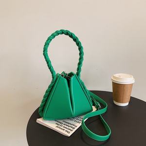 Sac à main pyramidal pour femme en PU imprimé couleur unie, sac bandoulière tendance en forme de triangle diagonal - Product Image 4