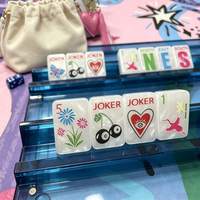 Tuiles de Mahjong Américaines en Coquille de Nacre Simple Couche Lucky Charm Aspen Glow avec Symboles Fantaisistes et Motifs Floraux de Dragon Vibrants