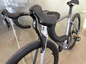 Bicicleta de Carretera <span class=keywords><strong>SAVA</strong></span> 105-R7000 de Fibra de Carbono Completa con 22 Velocidades y Frenos de Disco Ultraligera de 8.9 KG para Adultos - Product Image 6