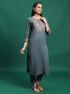 Ensemble Kurta et pantalon pour femme, couleur unie grise, broderie élégante, col en V, été, avec dupatta, pur coton - Product Image 4