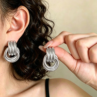 Boucles d'oreilles dorées torsadées rétro à nœuds, cercle creux géométrique, accessoires élégants pour femmes, idéales pour le quotidien et les trajets.