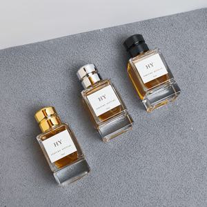 <span class=keywords><strong>Logo</strong></span> personalizzato di lusso vetro pesante bottiglia di profumo 30ml 50ml 100ml forma quadrata con tappo nero argento oro e pompa spruzzatore basso MOQ - Product Image 1