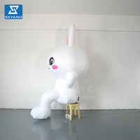 Lapin gonflable géant personnalisé, lapin gonflable de dessin animé sur chaise, sculpture de lapin de personnage de dessin animé, décoration artistique