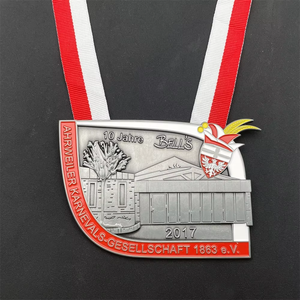 Médaille en zinc moulée sous pression, finition argent antique, avec gueules de bâtiment gravées et ruban, récompense commémorative en métal pour carnaval local, vente en gros - Product Image 1