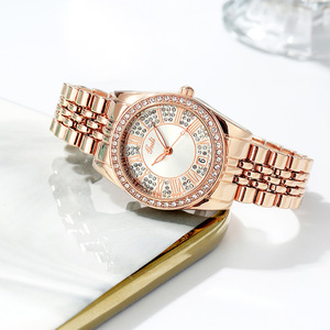 Conjunto de reloj de cuarzo para mujer en oro rosa con cristales multicolores y pulsera de acero inoxidable: un reloj de pulsera lujoso y moderno - Product Image 2