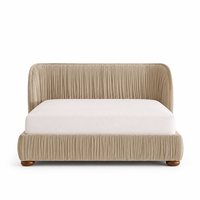 Lit plateforme capitonné plissé avec tête de lit hautement cintrée, pieds en bois, cadre de lit moderne en tissu beige pour chambre à coucher, maison, hôtel