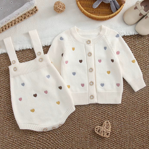Conjunto <span class=keywords><strong>de</strong></span> 2 Piezas <span class=keywords><strong>para</strong></span> Bebés Niñas, Suéter Cárdigan con Botones y Bordado <span class=keywords><strong>de</strong></span> Corazones Coloridos, Romper con Tirantes Ajustables - Product Image 1