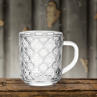 Mug en verre à motif de trèfle à quatre feuilles de 250 ml. Texture géométrique ornée et poignée incurvée. Idéal pour les boissons chaudes.