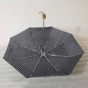 Paraguas plegable mini de lunares blancos y negros, económico, al por mayor en el mercado de <span class=keywords><strong>Mubai</strong></span> - Product Image 3