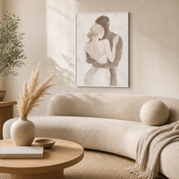 Tableau sur toile encadré, grand format, décoratif, style moderne et épuré, représentant une paire de couple romantique enlacée, couleur beige neutre, pour décoration murale de chambre à coucher.