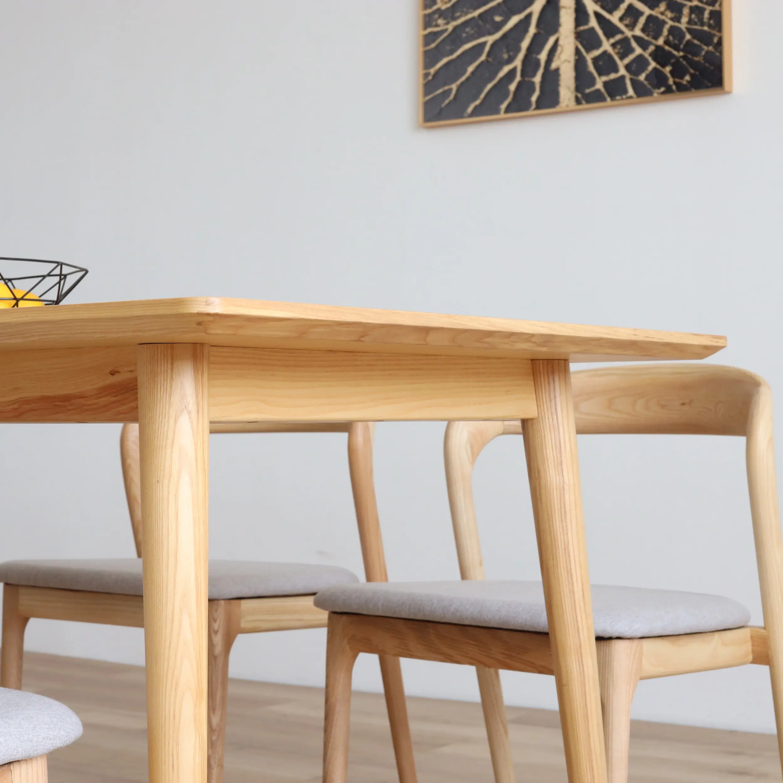 नया आधुनिक लक्जरी रेस्तरां फर्नीचर प्लेट लकड़ी की कुर्सी कैफे होटल ठोस लकड़ी की डाइनिंग टेबल और कुर्सियाँ सेट डाइनिंग रूम
