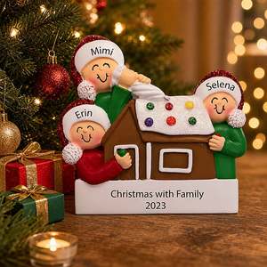 Ornement <span class=keywords><strong>de</strong></span> Noël en résine Maison <span class=keywords><strong>de</strong></span> pain d'épices familiale, avec décorations <span class=keywords><strong>de</strong></span> glaçage, bonbons, toit, pull, chapeau, et figurine espionnant, à suspendre sur l'arbre, cadeau <span class=keywords><strong>de</strong></span> haute qualité - Product Image 2