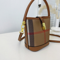 Großhandel Niedliche Karierte Bucket Bag aus PU-Leder mit Kurzem Griff und Langem Riemen in Khaki für Frauen, Alltag, Arbeit, Reisen und als Geschenk