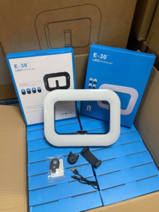 อุปกรณ์วิดีโอสำหรับสมาร์ทโฟน E300: ที่ยึดมือถือ + แบตเตอรี่ในตัวแบบชาร์จไฟได้ + ไฟวงแหวน LED เหมาะกับโทรศัพท์ & กล้อง - Product Image 3