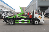 Camion à ordures compacteur Howo 7cbm 4X2, boîte de vitesses manuelle, camion à ordures hydraulique à levage par crochet