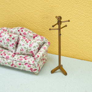 1:12 miniatura Retro casa de muñecas simulada DIY Perchero de madera Casa de juego juguete moda Boutique casa de muñecas - Product Image 3