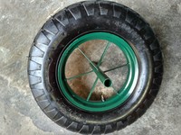 Pneu et roue gonflables pneumatiques en caoutchouc