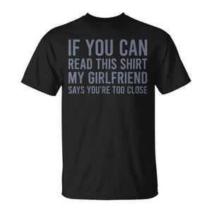 Si vous pouvez lire ceci, ma petite amie dit que vous êtes trop proches - T-shirt - Product Image 1