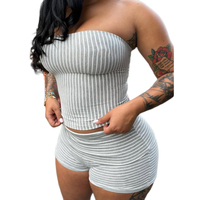 Ensemble de vêtements de détente essentiels en deux pièces avec un haut court uni et des shorts en tissu extensible doux pour la maison et le quotidien, logo personnalisé OEM ODM