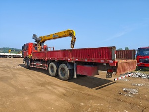 Grue montée sur camion rouge avec flèche à 4 sections et moteur Yuchai pour la manutention de matériaux lourds - Product Image 6