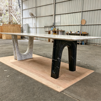 Table à manger rectangulaire en marbre blanc de Carrare éclectique avec pieds sculpturaux en pierre noire et blanche et base contrastante pour projet hôtelier