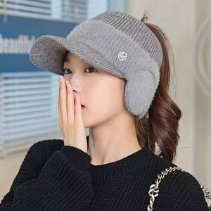 Gorro de invierno versátil con protección para las orejas, cálido, con la letra M, para mujer, gorro de felpa a la moda con cola de caballo expuesta - Product Image 2
