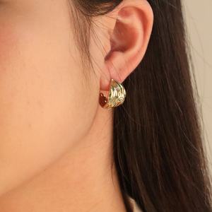 Boucles d'oreilles créoles épaisses texturées en acier inoxydable plaqué or 18 carats PVD, incrustées de zircon, étanches, élégantes et romantiques - Product Image 3