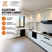 Système d'armoires de cuisine sur mesure, modernes, sans poignées, blanches, avec rangement mural complet pour projets intérieurs de villas et d'appartements