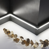 Plinthe LED moderne en alliage d'aluminium avec canal de câblage pour éclairage arrière, accessoire de revêtement de sol durable pour hôtels et appartements