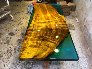 <span class=keywords><strong>Mesa</strong></span> de Resina Epoxi Verde y Madera de Seda Dorada - Juego de Comedor Completo con Diseño de Borde Natural - Product Image 6