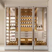 Cave à vin traditionnelle en bois massif écologique sur mesure avec vitrine pour bar à domicile et salon