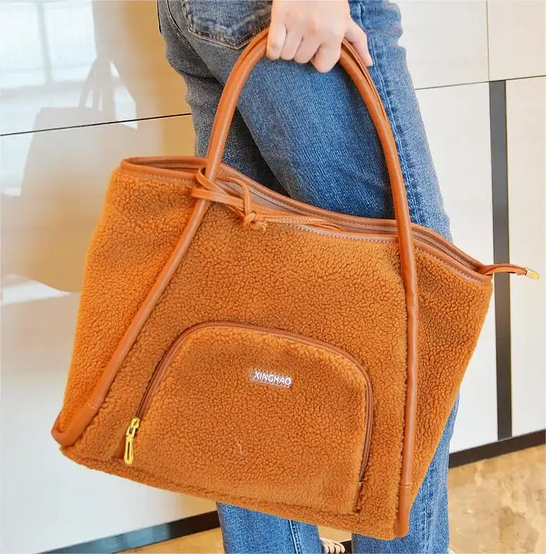 अनुकूलित हाथ से बनाया कंधे बैग फैशन हैंडबैग नई डिजाइन फलालैन ढोना बैग