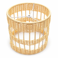 Abat-jour de table beige sur mesure en rotin tressé avec finition anti-humidité pour restaurant et salle à manger