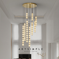 Lustre cascade en perles d'albâtre naturel |   Suspension LED multi-câbles en laiton doré pour escalier