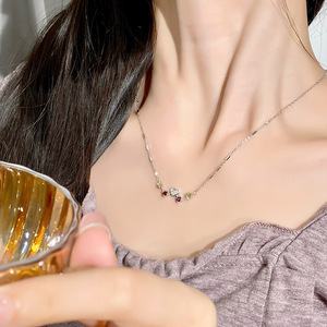 สร้อยคอโชคเกอร์แบบมินิมอล 9 เส้น ประดับพลอยสีรุ้งขนาด 3 มม. รูปทรงคลื่นหัวใจ ประดับด้วยพลอยธรรมชาติ ตัวเรือนเงินแท้ 925 ชุบทองรูปหัวใจ - Product Image 5