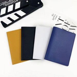 Tarjeteros de Cuero PU Suave con Estampado Dorado de Logotipo Personalizado para Tarjetas de Crédito, Viaje y Pasaporte - Product Image 2