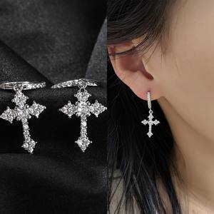 Pendientes de Aro con Diseño Único y Cruzada Colgante, Inspirados en las Tendencias - Product Image 3