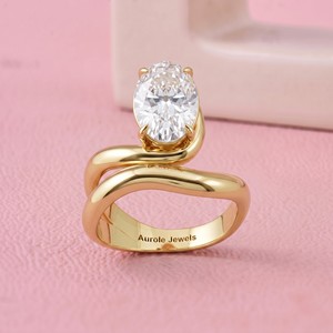 Elegante Anillo Solitario de Diamante de Corte Ovalado en Oro con Diseño de Doble Vástago Ondulado para Joyería Fina y Uso en Compromisos - Product Image 1
