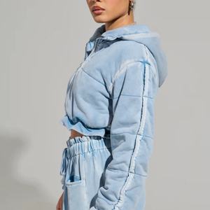 เสื้อแจ็คเก็ตครอปทรงบอมเบอร์ผ้าเฟรนช์เทอร์รี่แบบย้อมสีเอซิด แขนยาว แต่งขอบเอวแบบรูช พร้อมโลโก้สั่งทำพิเศษสำหรับฤดูใบไม้ผลิปี 2025 - Product Image 2