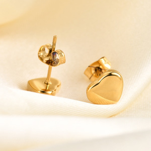 Pendientes de acero de titanio en forma de corazón, color dorado, 7 mm, para ocasiones de regalo - Product Image 4