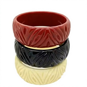 Brazaletes de Resina Negra Premium con Diseño de Hojas Blancas, Joyería Unisex Elegante de la Mejor Calidad - Product Image 6