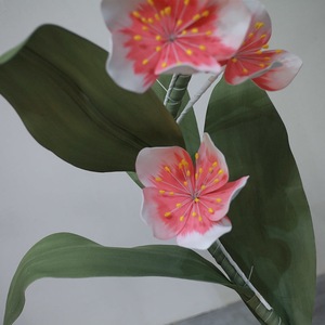 Rose géante unique bleu-blanc dégradé, fleur en papier artisanale surdimensionnée pour décoration de mariage moderne - Product Image 3