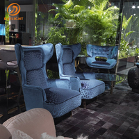 Fauteuil lounge de luxe à dossier haut avec repose-pieds assorti, fauteuil en tissu rayé noir et or motif tigre, base en métal haut de gamme