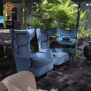 Sillón <span class=keywords><strong>de</strong></span> Lujo con Respaldo Alto y Otomana a Juego, Tapizado en Tela con Estampado <span class=keywords><strong>de</strong></span> Tigre Negro y Dorado, Base Metálica <span class=keywords><strong>de</strong></span> Alta Gama - Product Image 2
