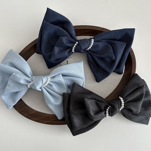 Pince à cheveux coréenne en tissu avec grand nœud perlé, accessoire féminin pour les fêtes - Product Image 1