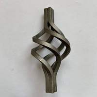 Ornements en métal de porte à bas prix paniers en fer forgé pour garde-corps d'escalier
