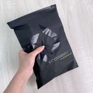 Bolsa de Plástico Personalizada con Cierre y Logotipo UV Negro de Lujo de 20x28cm para Empacar Ropa de Niños, Jeans y Prendas de Vestir - Product Image 4